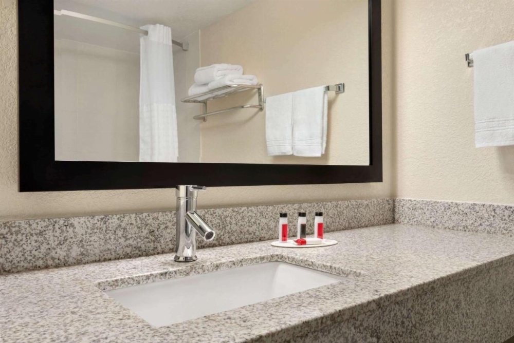 Baymont by Wyndham Des Moines North Image 38